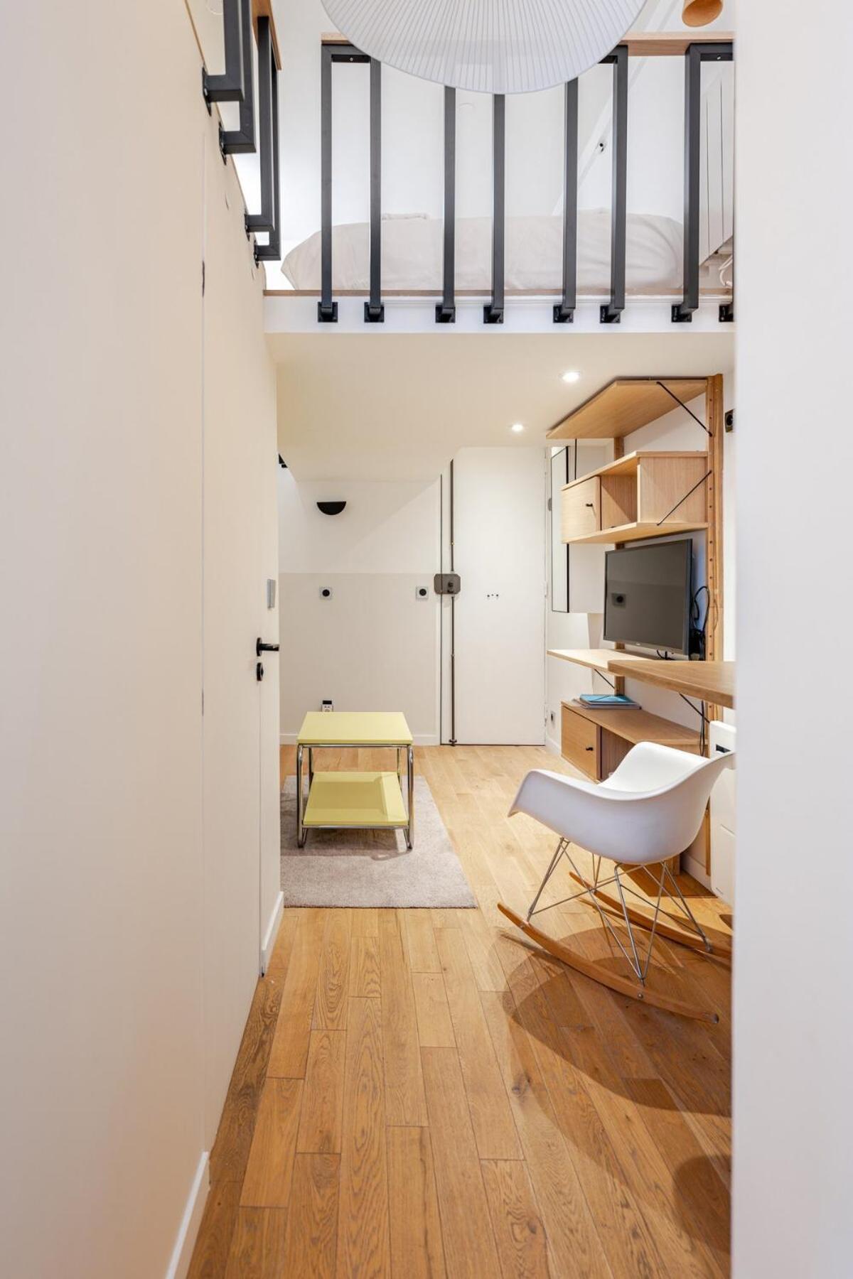Stylish Duplex In Vibrant Center Apartment